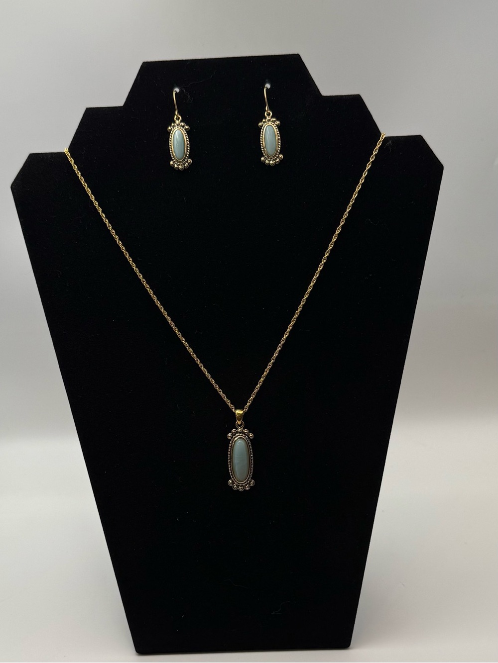 Gold Tone White Oval Cabochon Necklace Pendant & Drop Dangle
Earrings Set/10 in